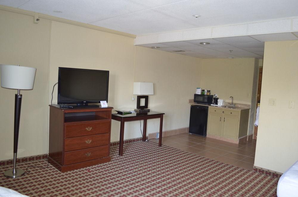 Quality Inn & Suites Fayetteville Εξωτερικό φωτογραφία