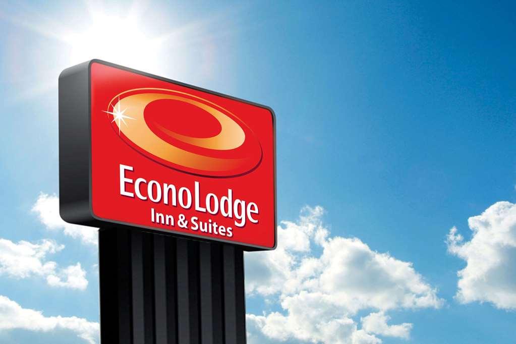 Quality Inn & Suites Fayetteville Εξωτερικό φωτογραφία