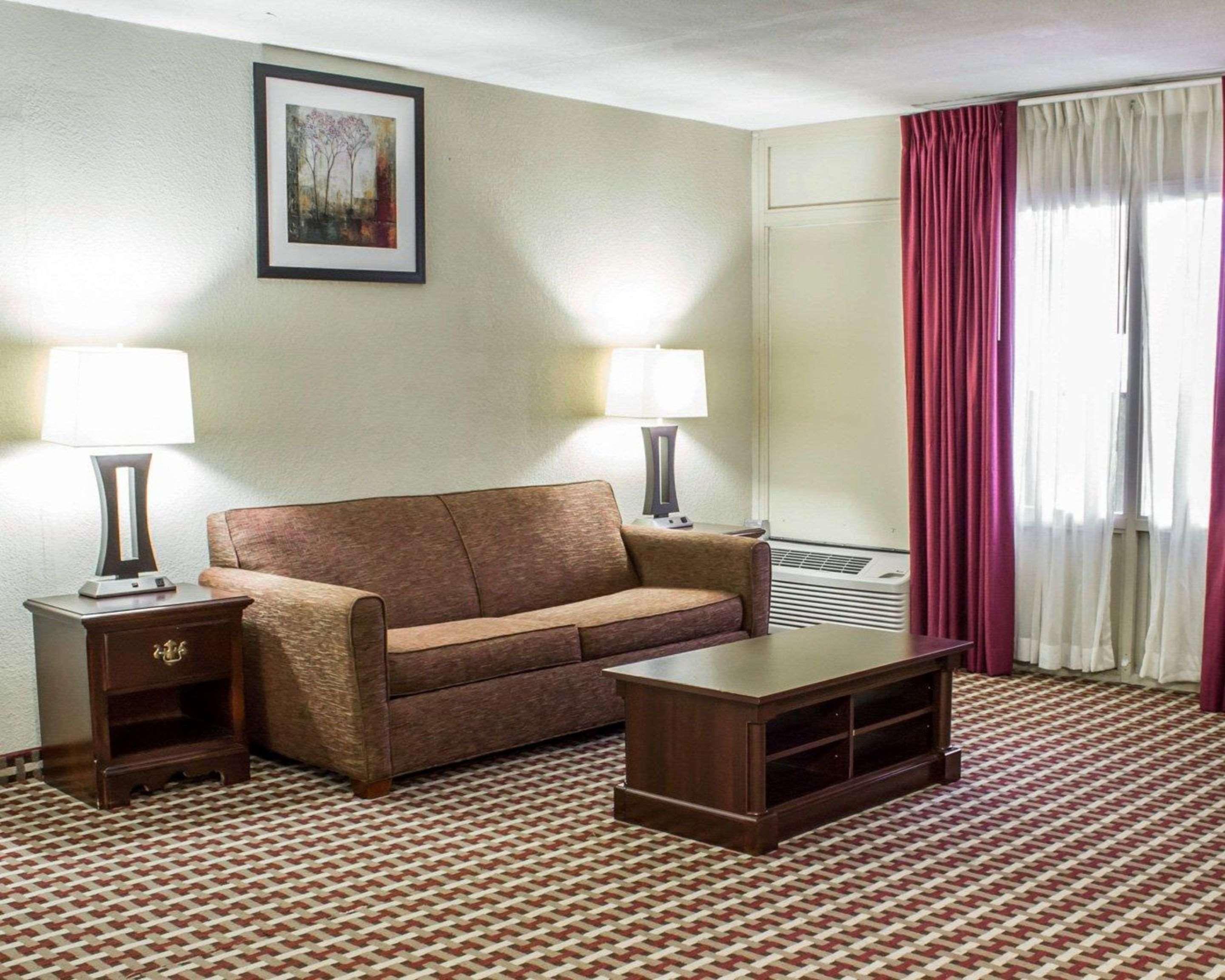 Quality Inn & Suites Fayetteville Εξωτερικό φωτογραφία