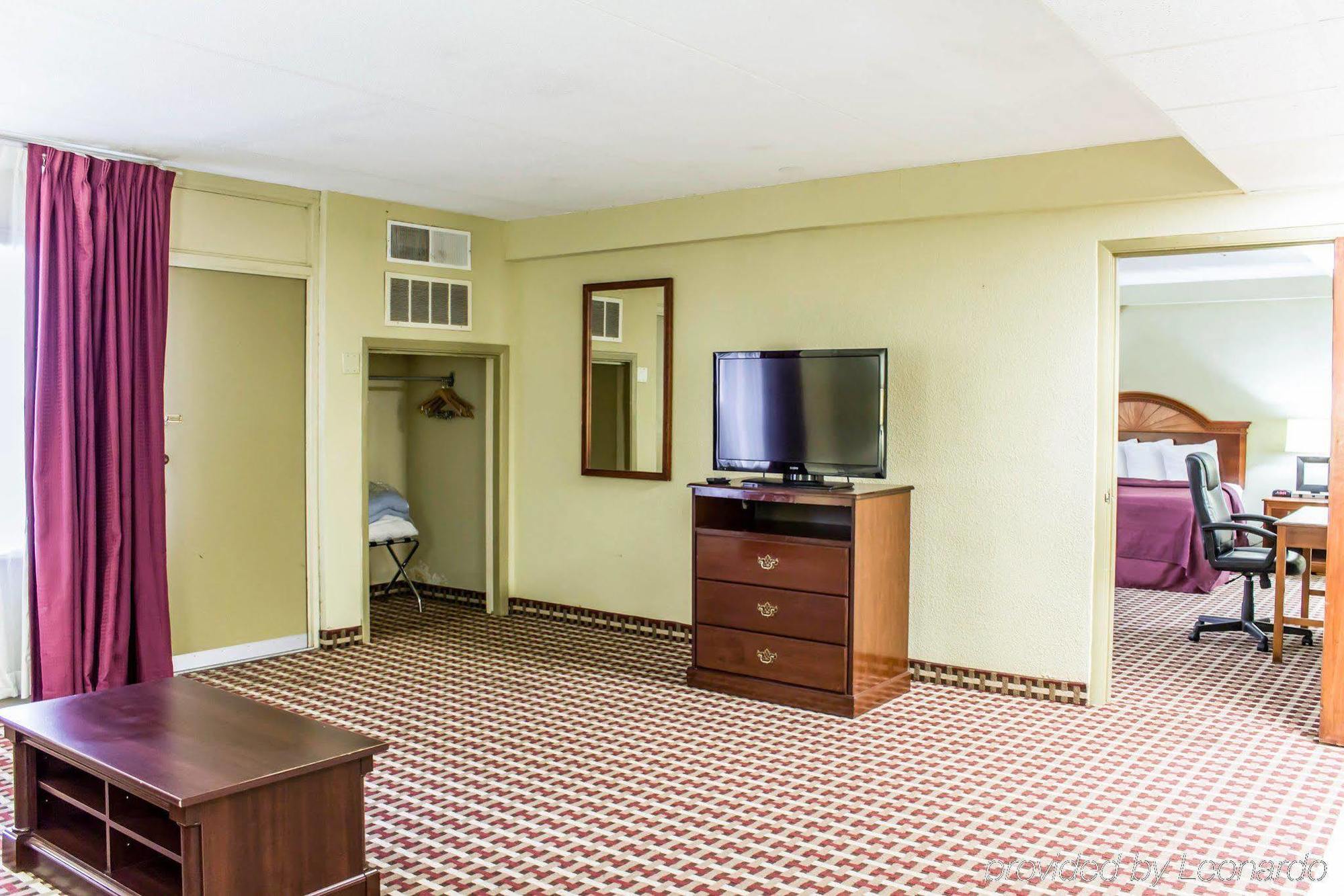 Quality Inn & Suites Fayetteville Εξωτερικό φωτογραφία