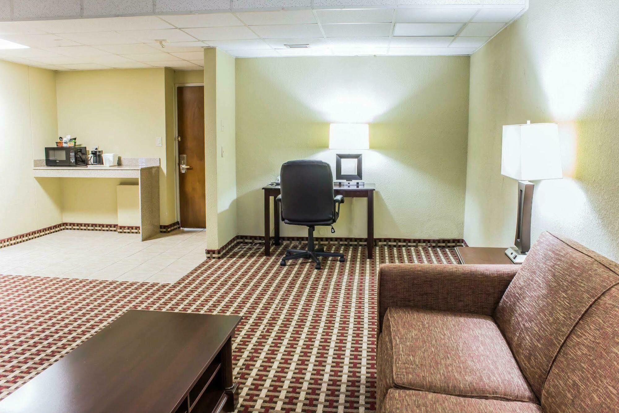 Quality Inn & Suites Fayetteville Εξωτερικό φωτογραφία